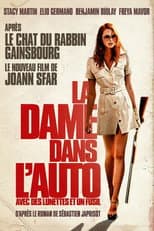 La Dame dans l'auto avec des lunettes et un fusil