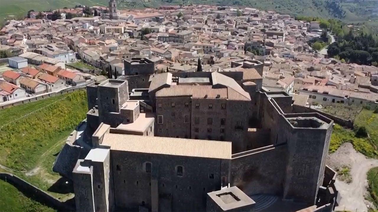 Di là dal fiume e tra gli alberi