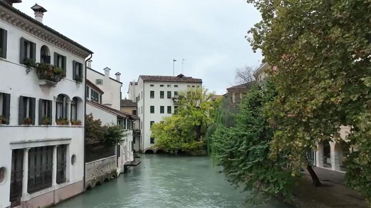 Di là dal fiume e tra gli alberi